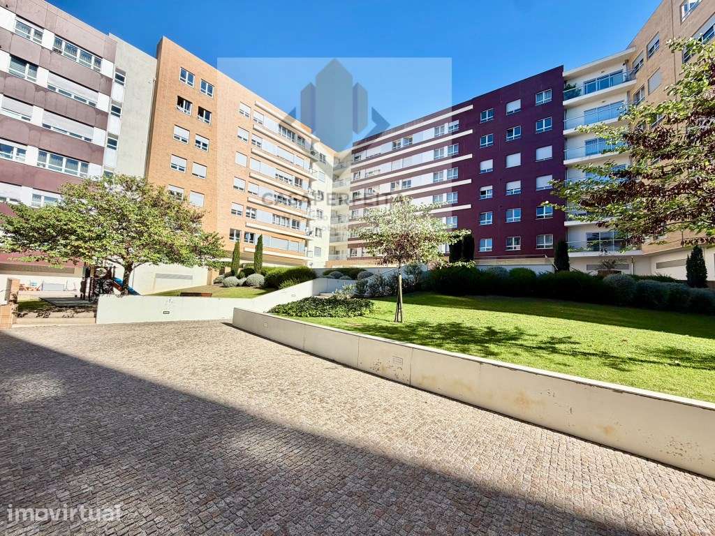 Apartamento T4 Semi-Novo com 2 Suites, Varanda e Box para 2 carros ... - Grande imagem: 4/29