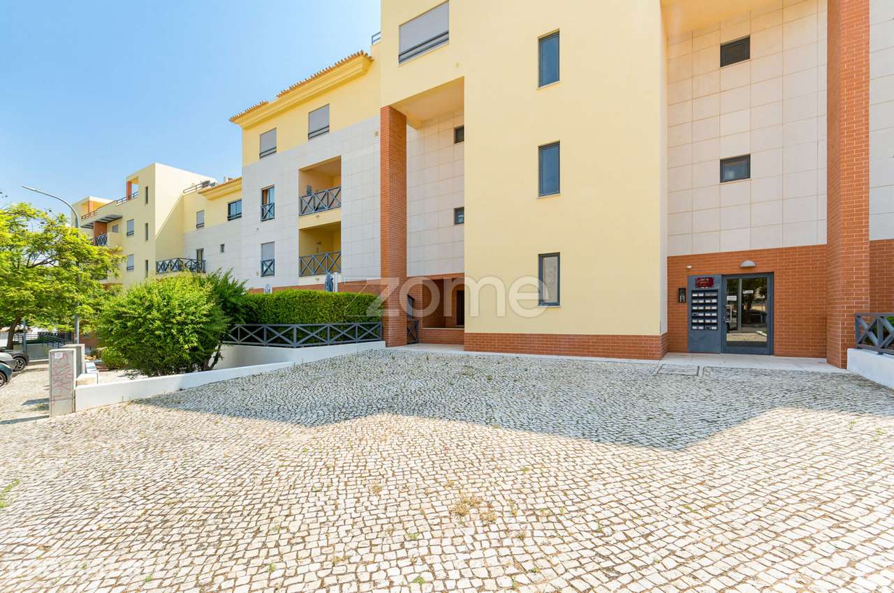 Apartamento T2+1 com Vista, Piscina e Dupla Garagem em Albufeira - Grande imagem: 3/25
