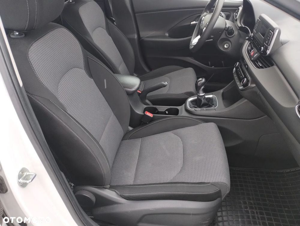 Hyundai i30 1.5 DPI Classic + - 13