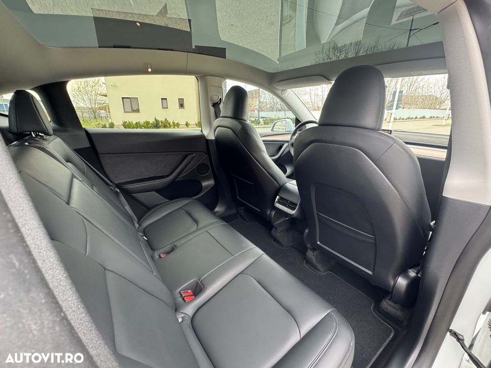 Tesla Model Y - 8