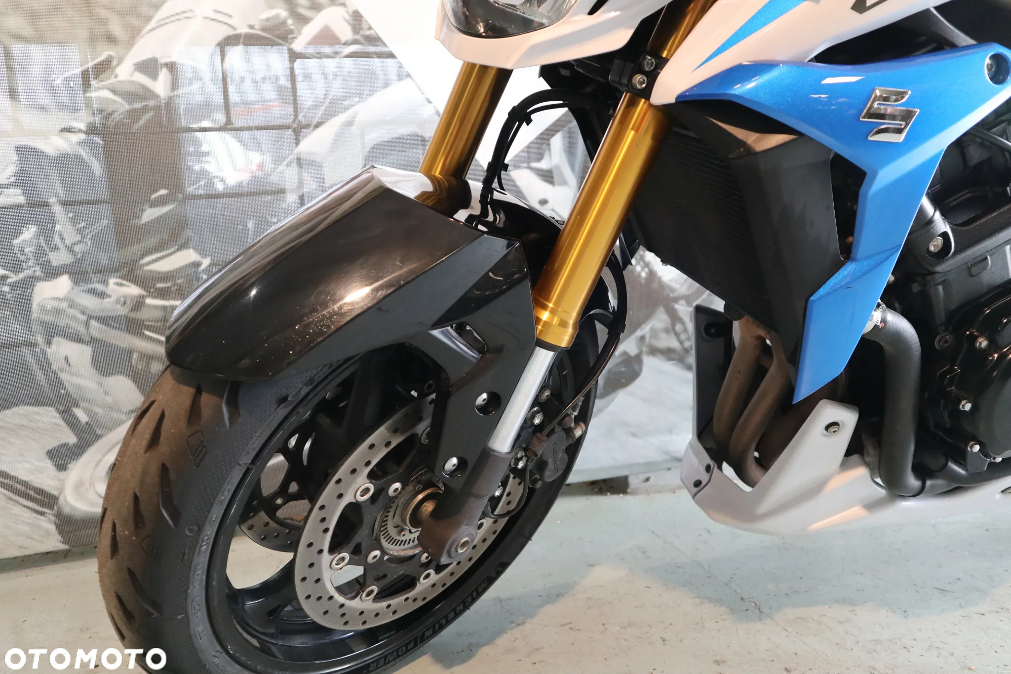 Suzuki GSR - 8
