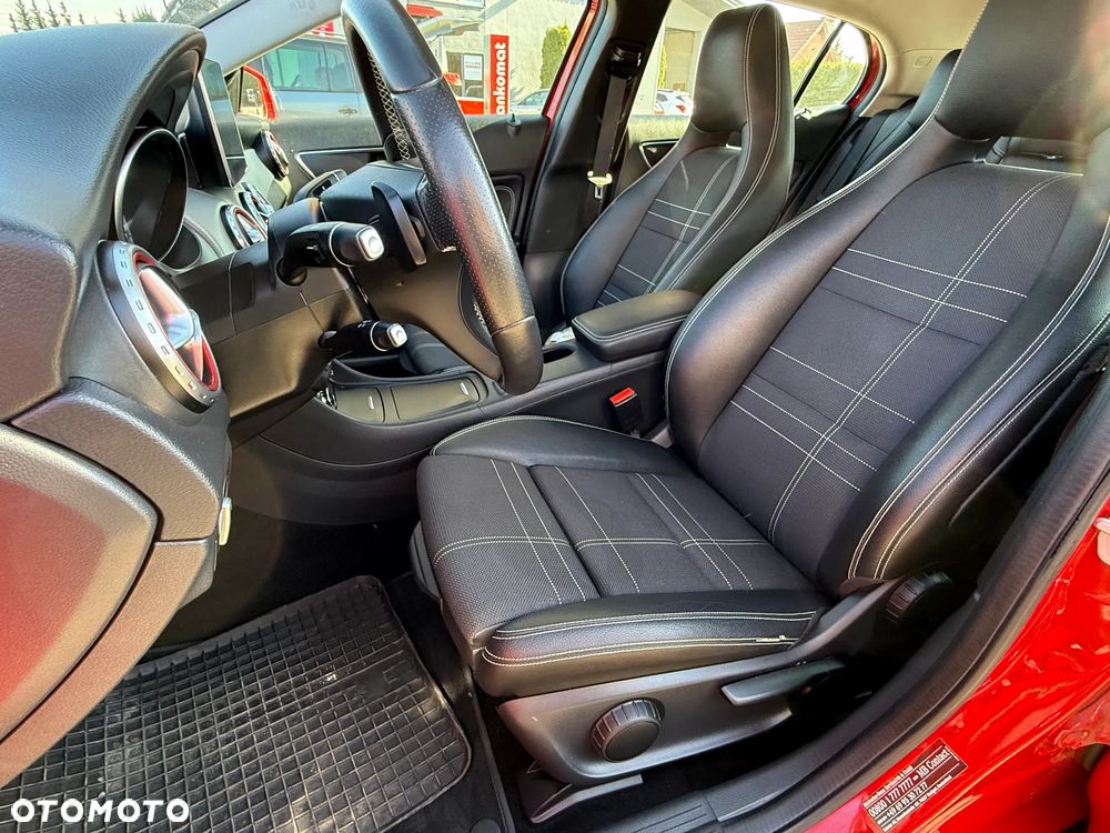 Mercedes-Benz GLA 180 7G-DCT - 12