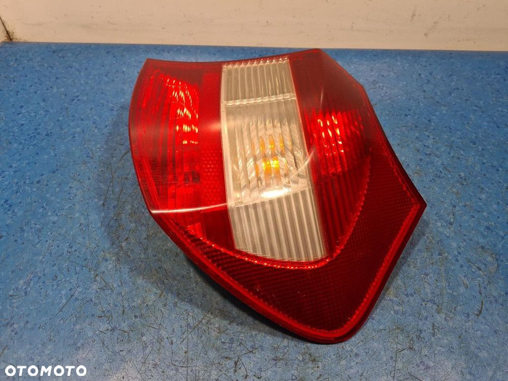 BMW 118 E87 LAMPA TYŁ PRAWA ZEWNĘTRZNA - 6