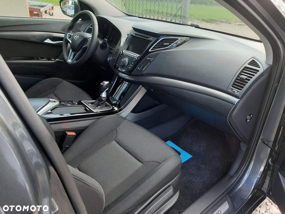 Hyundai i40 Kombi blue 1.6 Family - 17