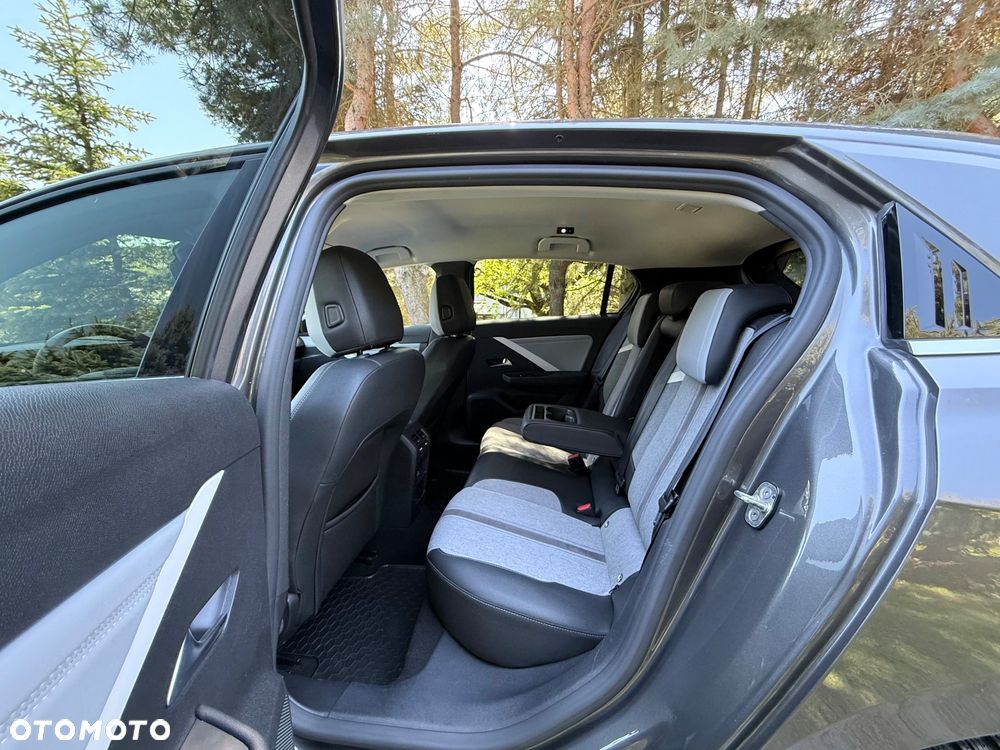 Opel Astra 1.2 T Elegance S&S - 24