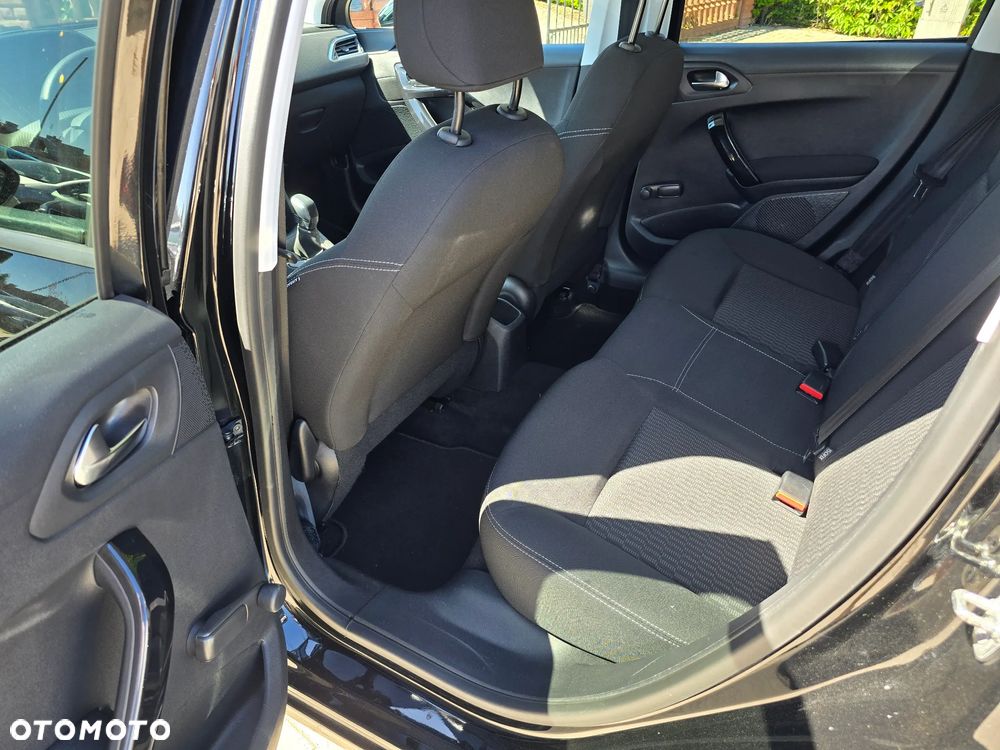 Peugeot 208 - 10