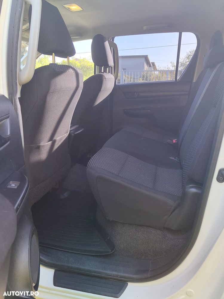 Toyota Hilux 4x4 Double Cab M/T Style - 9