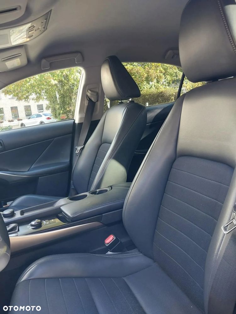 Lexus IS 300h Elegance - 6