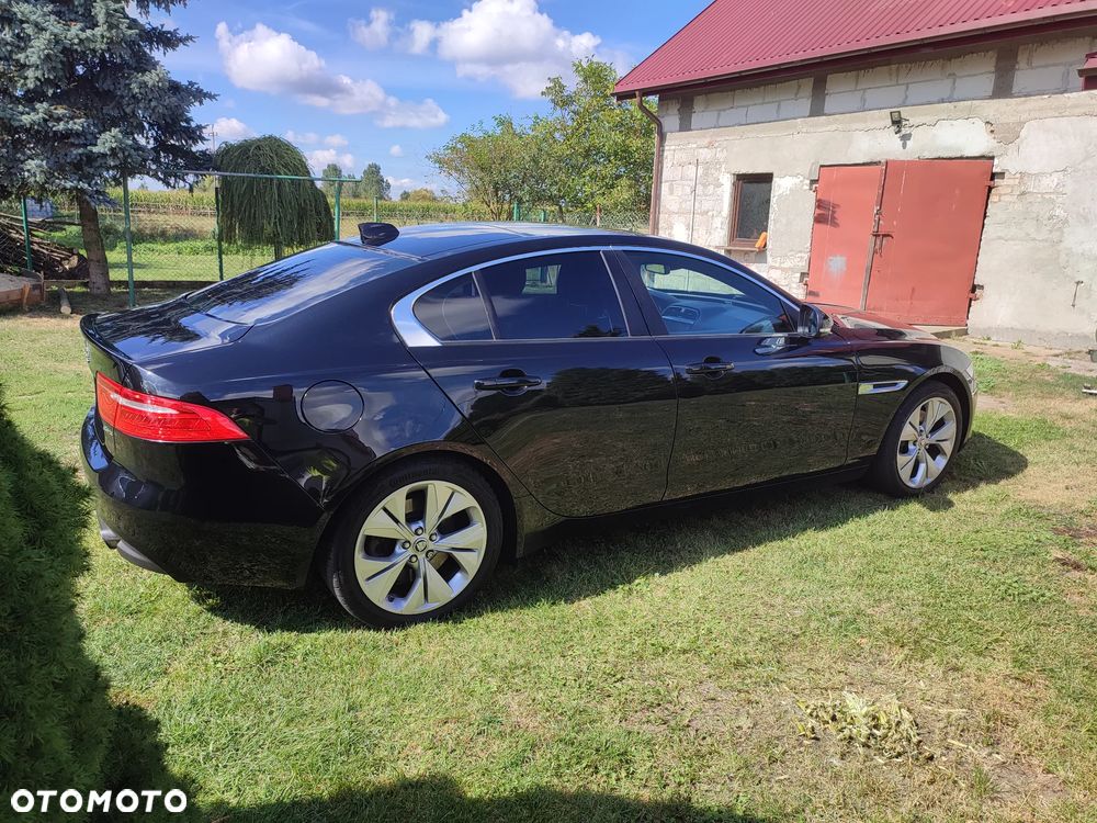 Jaguar XE 2.0 T Prestige - 3