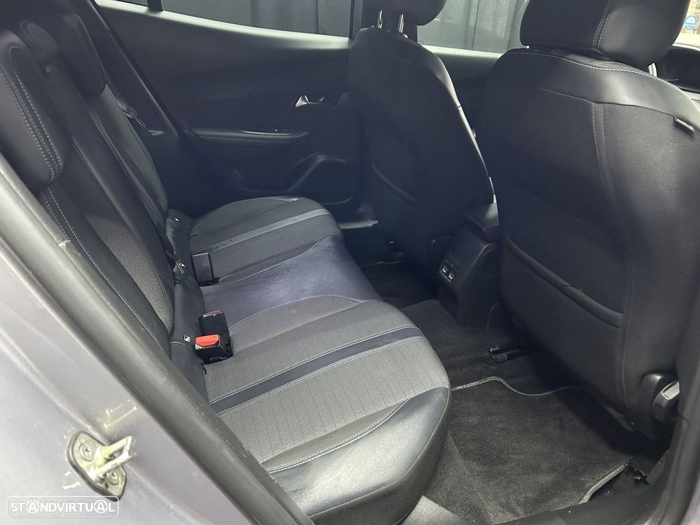 Peugeot 2008 1.2 PureTech Allure EAT8 - 11