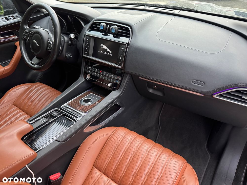 Jaguar F-Pace 2.0 i4D RWD Prestige - 2