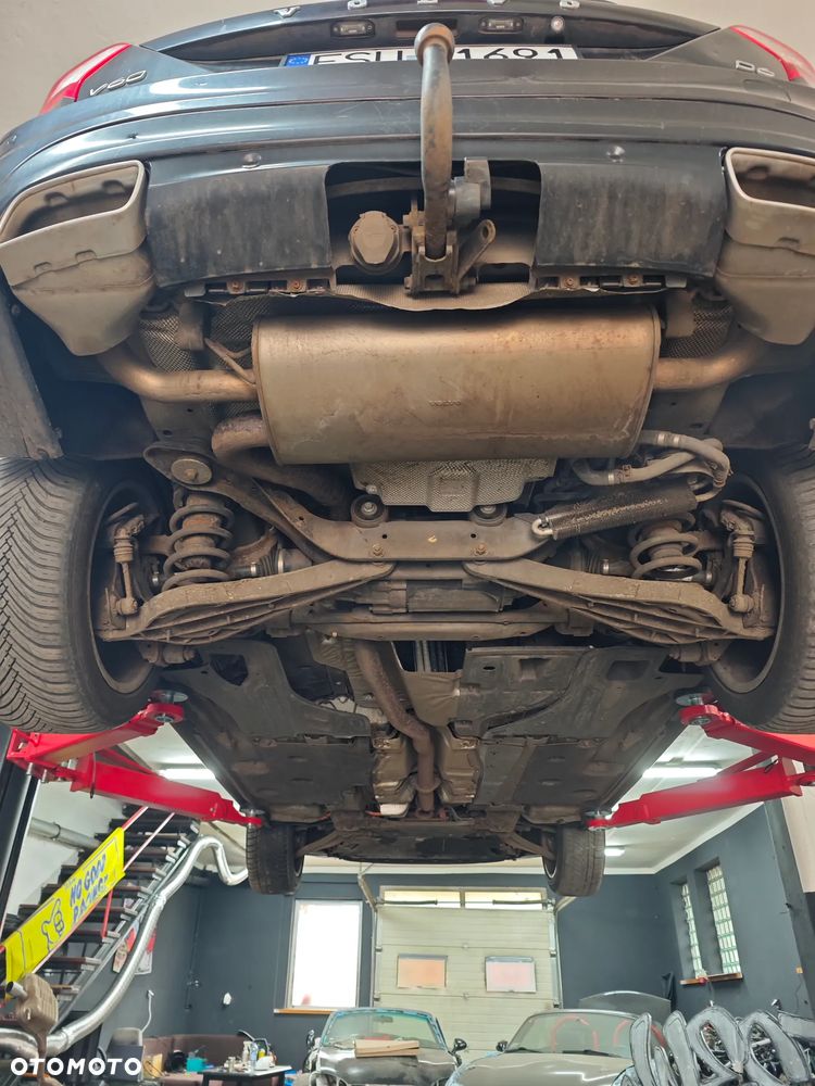 Volvo V60 D6 AWD Plug-in Hybrid R-Design Summum - 26