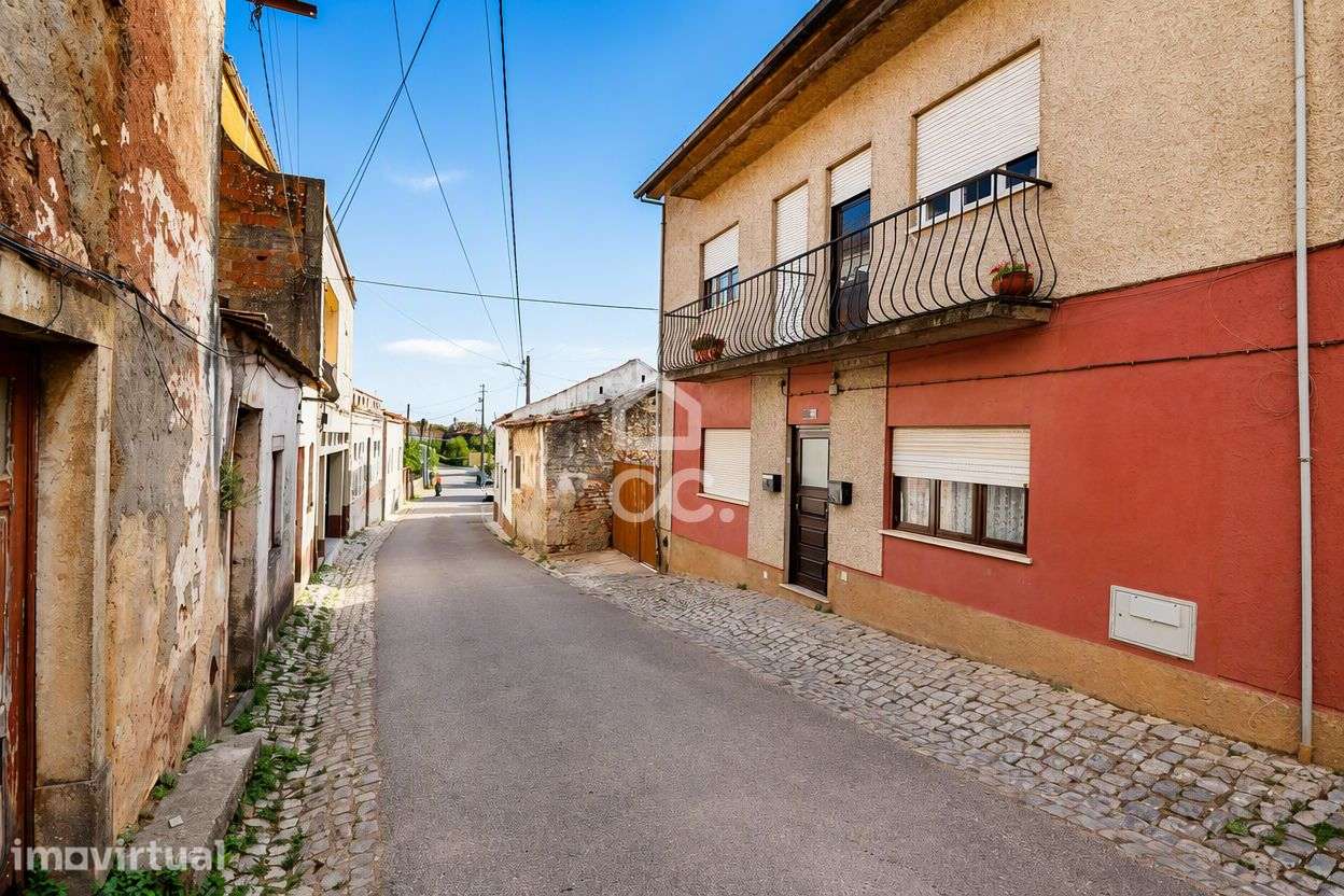 Moradia com anexos e terreno no centro da Vila do Avelar. - Grande imagem: 2/29