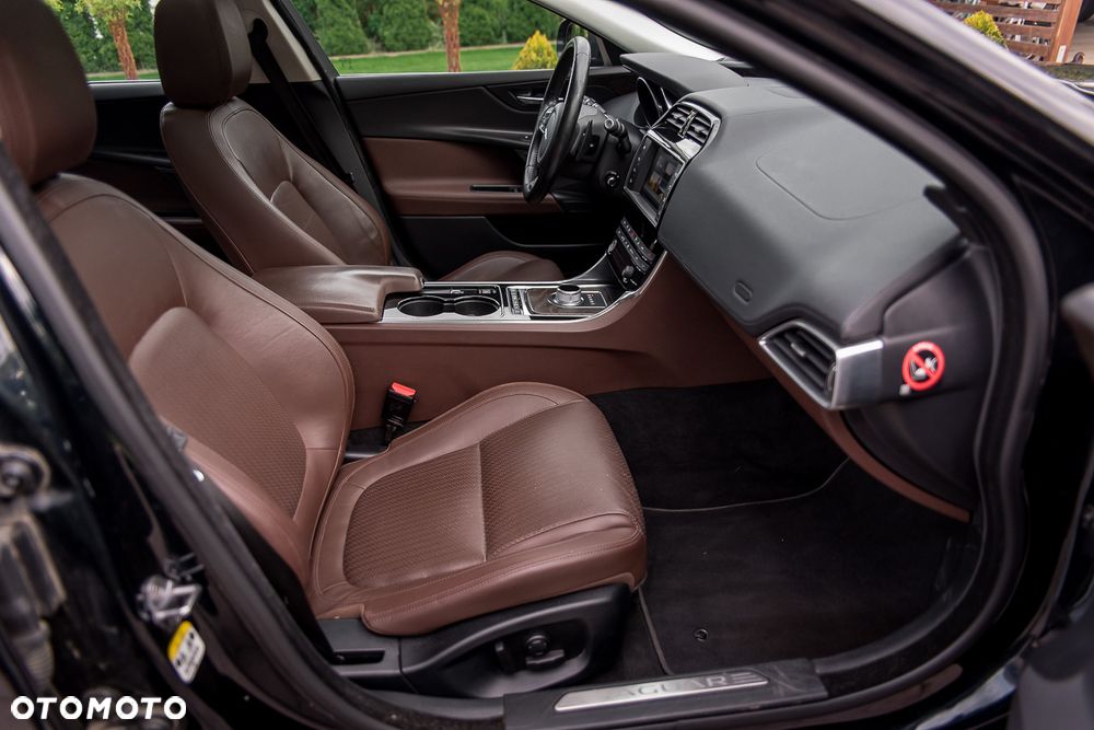 Jaguar XE 2.0 T Prestige - 24