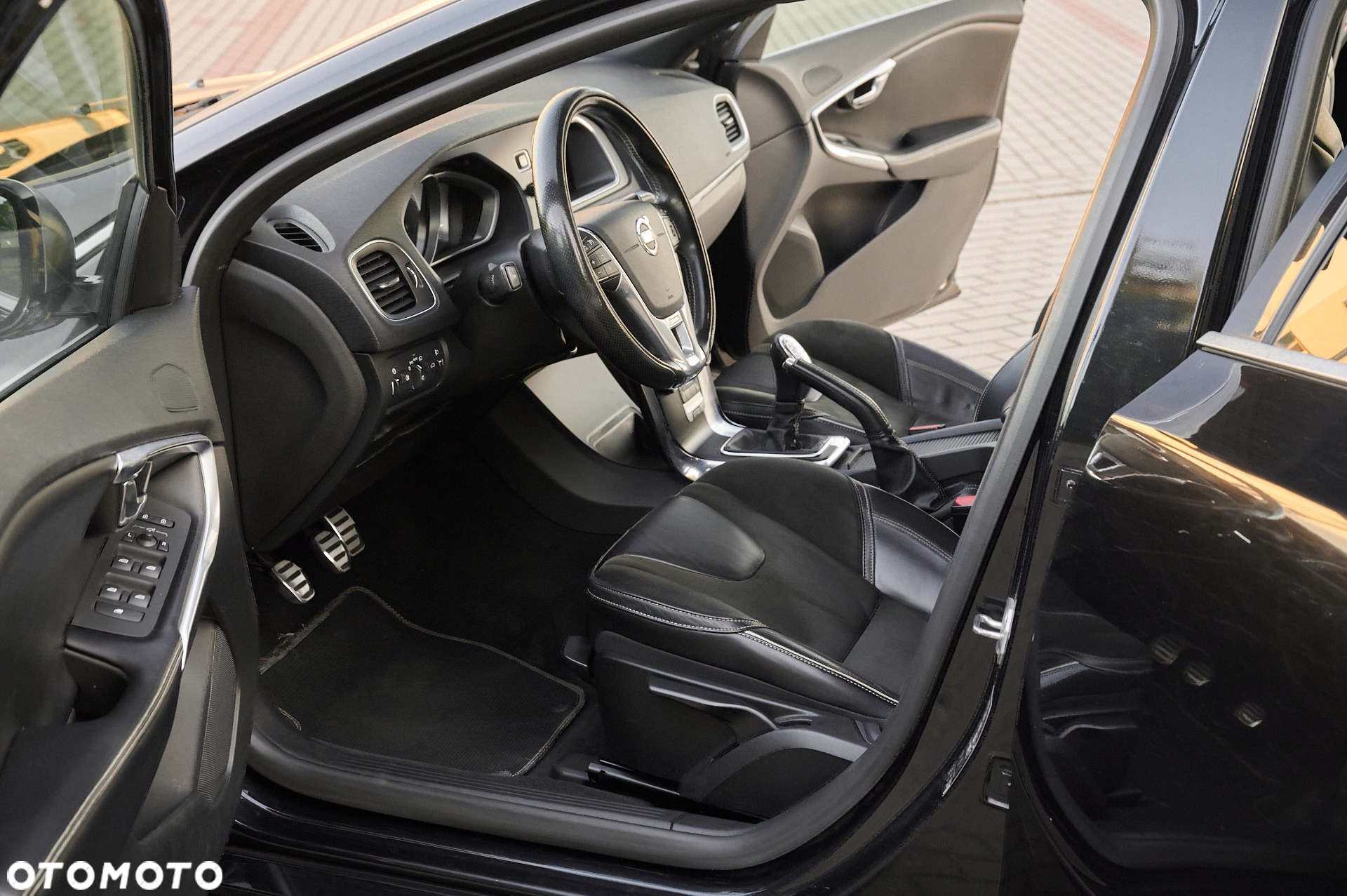 Volvo V40 D2 R-Design - 27
