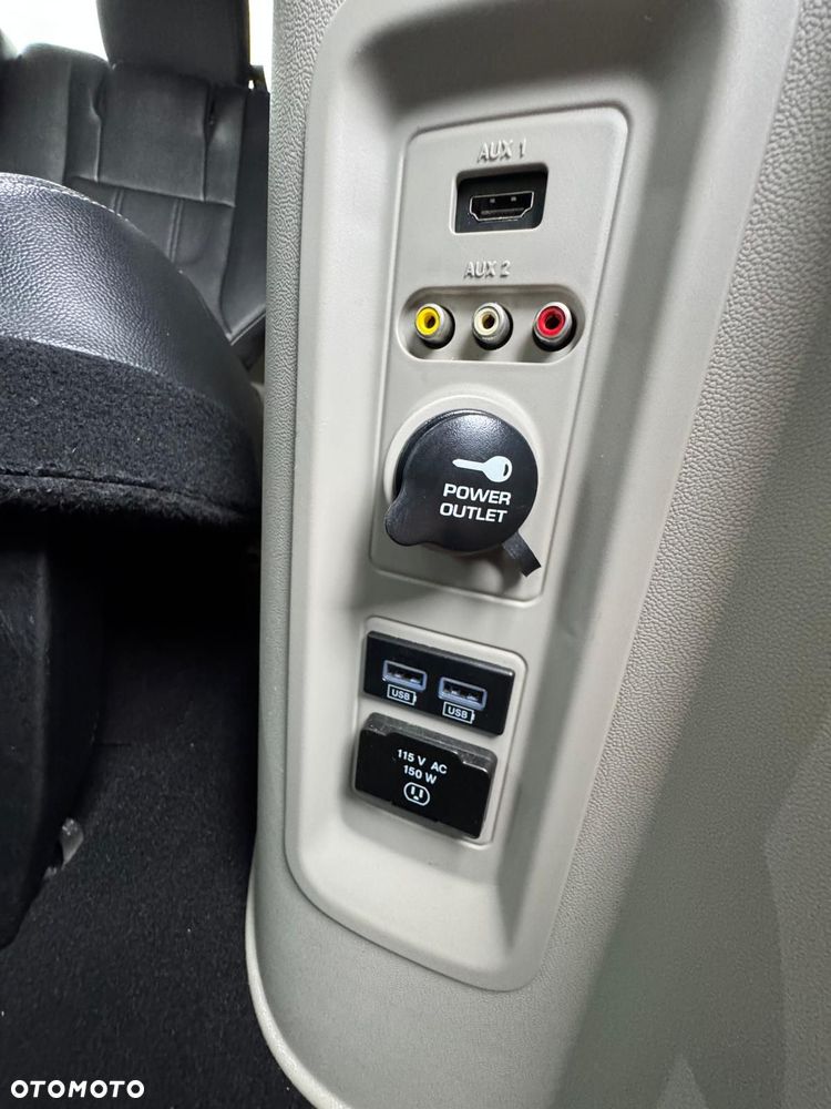 Chrysler Town & Country - 7