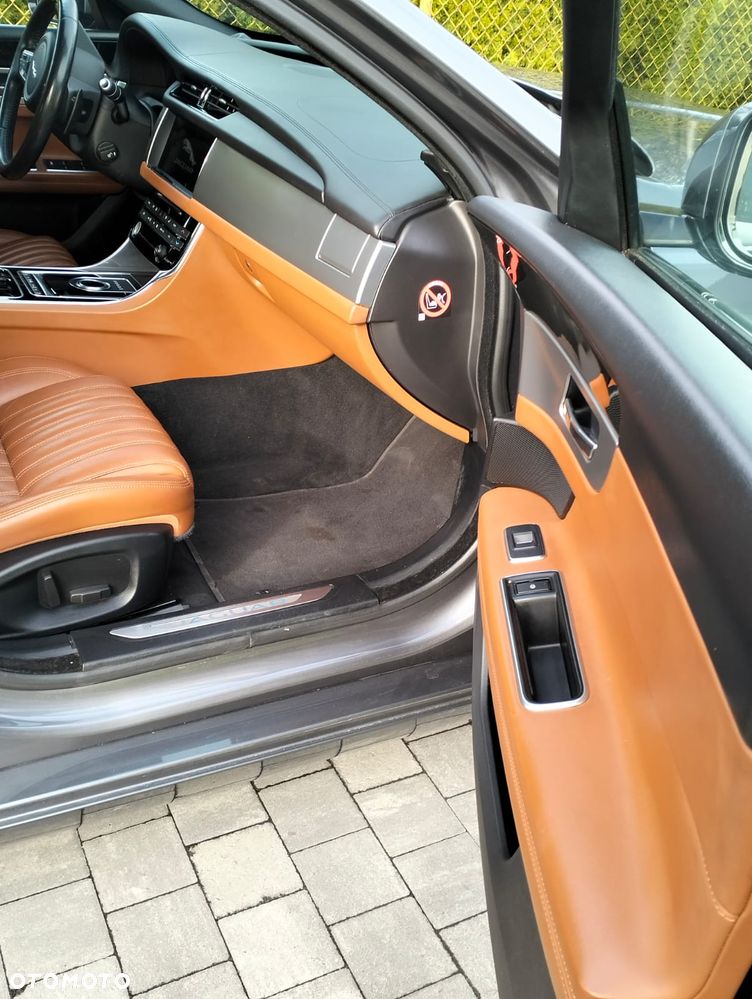 Jaguar XF 20d Portfolio - 12