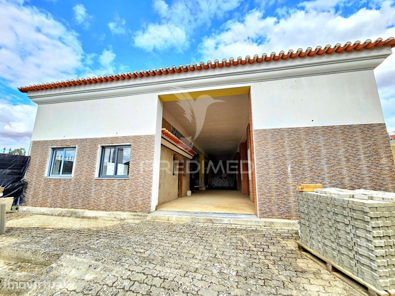 Espaço comercial em construção com terreno - Grande imagem: 2/21