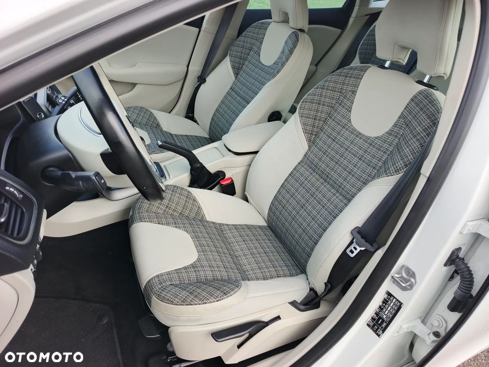 Volvo V40 - 24