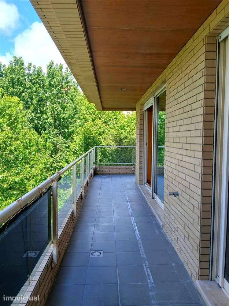 Apartamento T3 com Varanda junto à Praça do Império – Foz do Douro - Grande imagem: 2/26