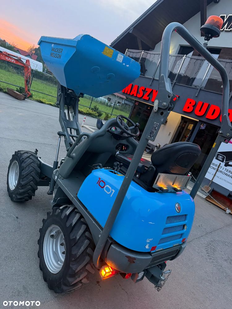 Wacker Neuson 1001 Wozidło Budowlane Rolnicze 4x4. Ładowność 1 tona. Wysokie podnoszenie+KIPER Wysoki! Sprowadzone z Norweskiej szkółki roślinnej. Maszyna Jak Nowa z Salonu 665 mtg. 2023 roku. Ani Deka luzów czy wycieków. Silnik Yanmar 3cyl. Potężna moc a maszyna bardzo mała i zwinna. Szybka wolna jazda. Oświetlenie rozbudowane. Wielka Okazja!  Jazda Rewers. Hydrostatic! Opony jak Nowe! - 2