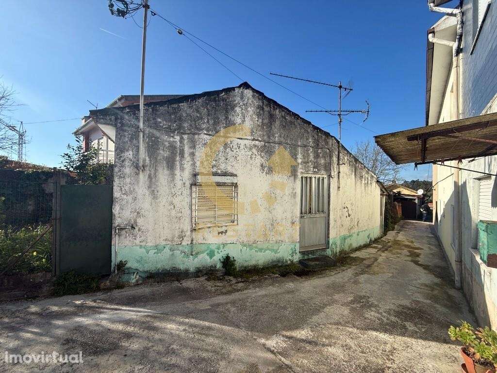 Moradia térrea T2 para reabilitação total, localizada na Travessa 11 d - Grande imagem: 2/27
