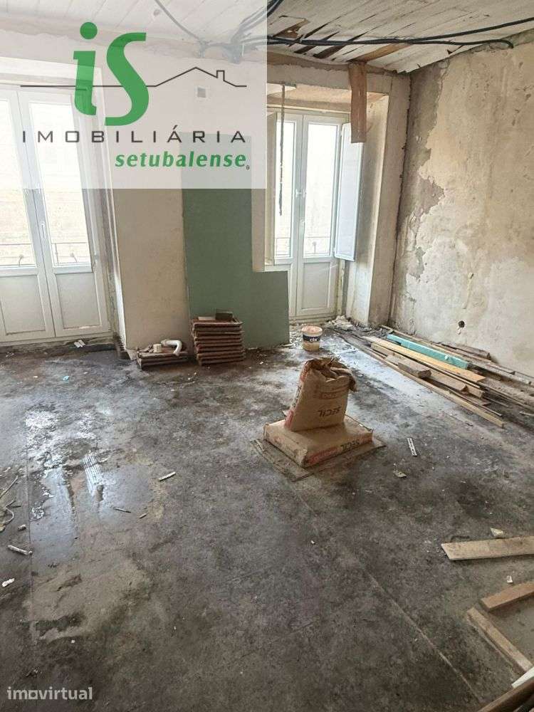 PRÉDIO PARA REMODELAR NA FONTE NOVA EM SETÚBAL - Grande imagem: 2/2
