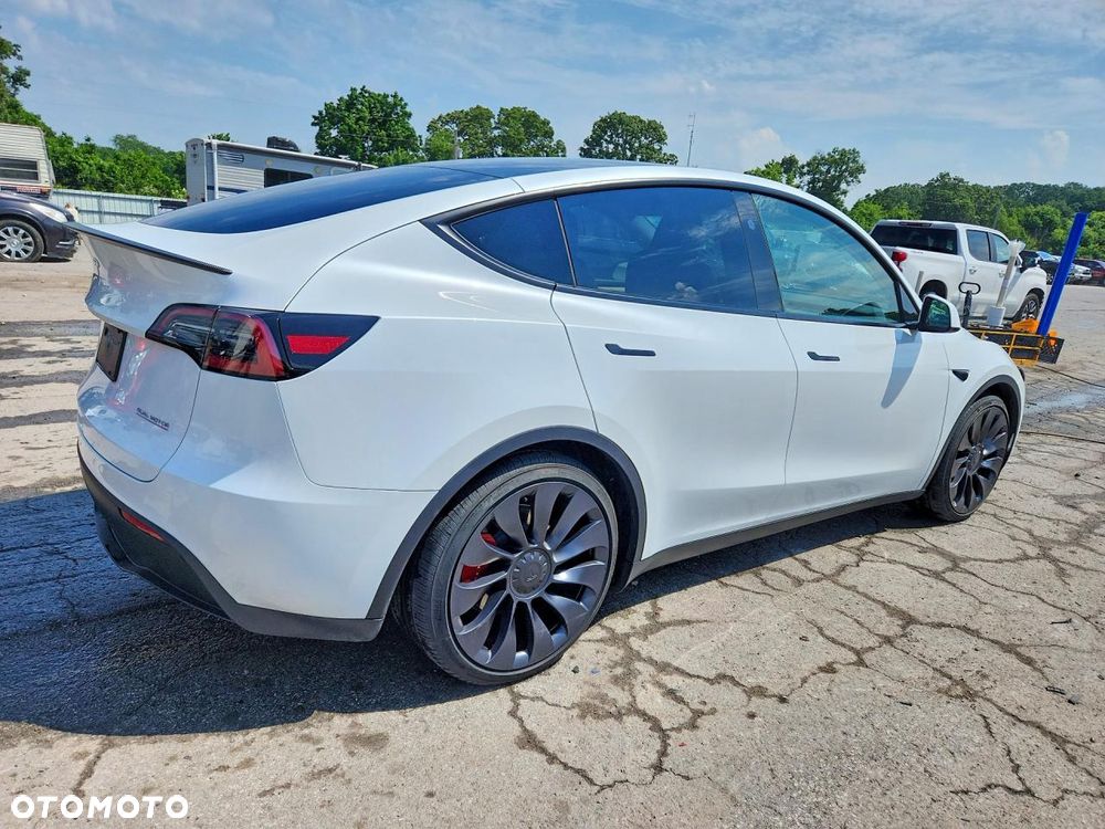 Tesla Model Y - 3