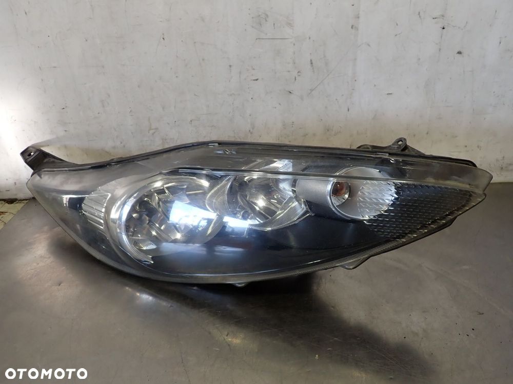 LAMPA PRAWA PRZEDNIA FORD FIESTA MK7 8A61-13W029-AJ - 1