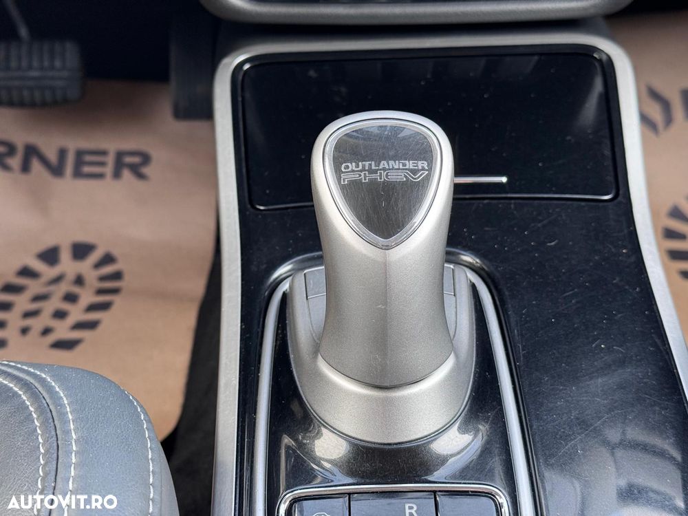 Mitsubishi Outlander - 25