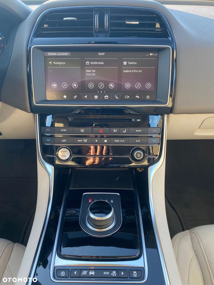 Jaguar XE 2.0 T Prestige - 18