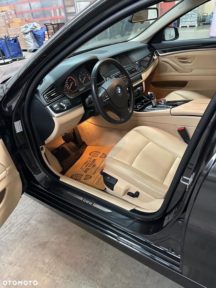 BMW Seria 5 528i xDrive - 9