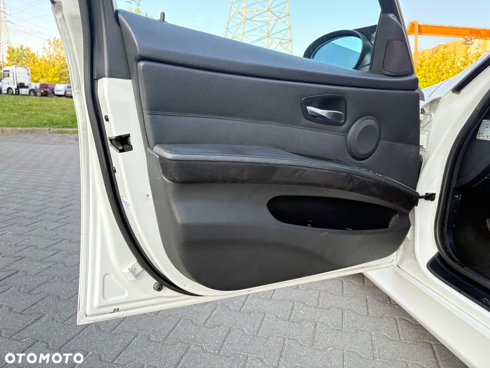 BMW Seria 3 335i - 29