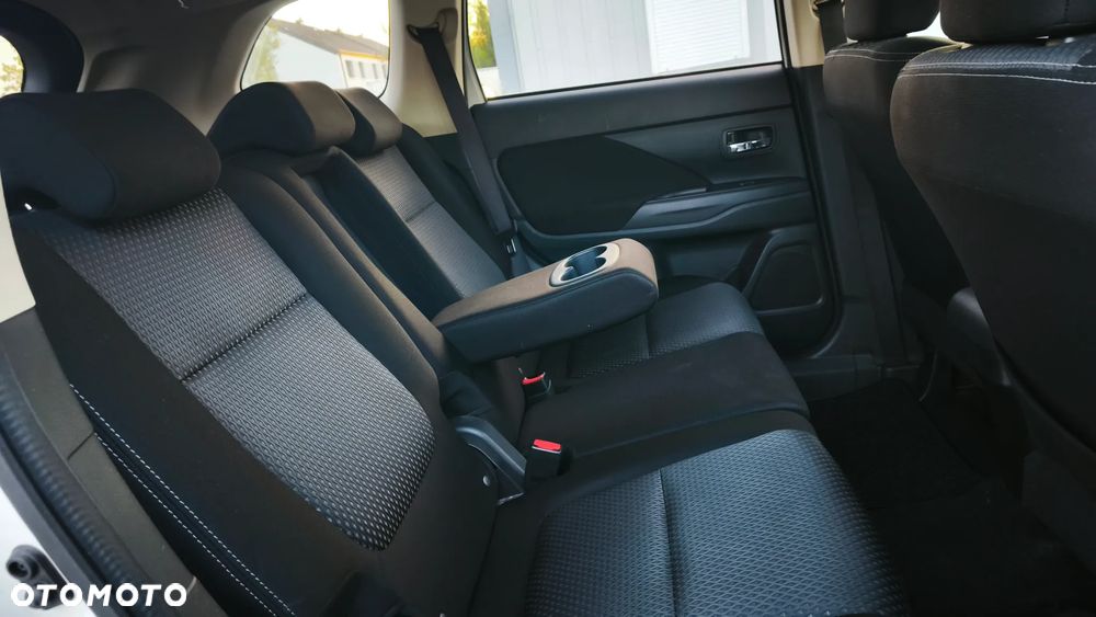 Mitsubishi Outlander - 32