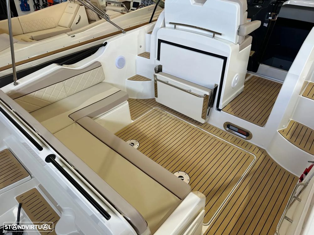 Quicksilver Activ 875 Sundeck - 12