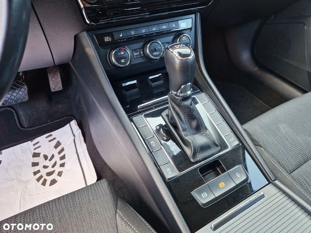 Skoda Superb Combi 2.0 TDI DSG SportLine - 32