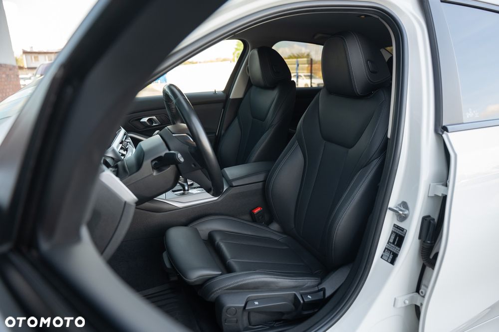 BMW Seria 3 318i Sport Line - 24