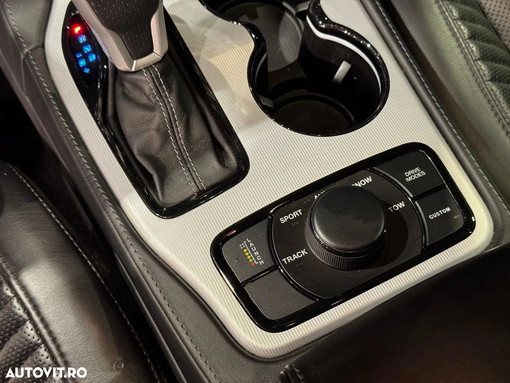 Jeep Grand Cherokee - 31
