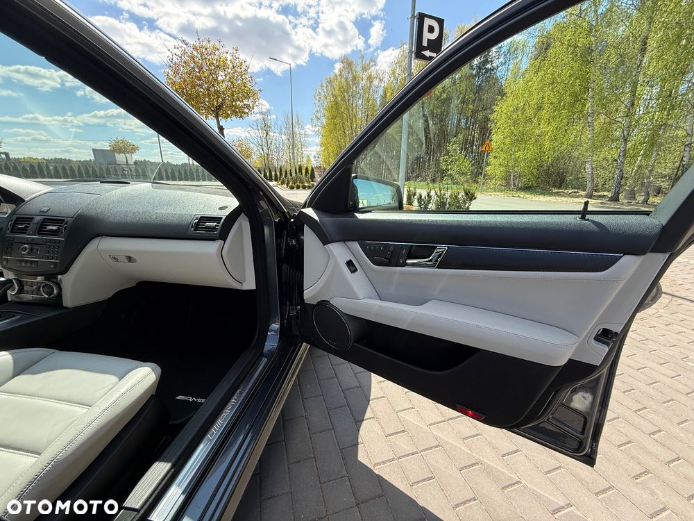 Mercedes-Benz Klasa C 63 AMG 7G-TRONIC SPORT EDITION - 29