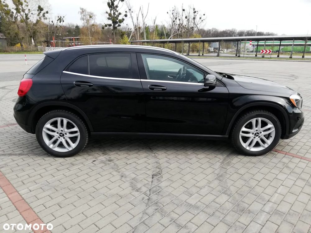 Mercedes-Benz GLA 250 4Matic 7G-DCT - 5