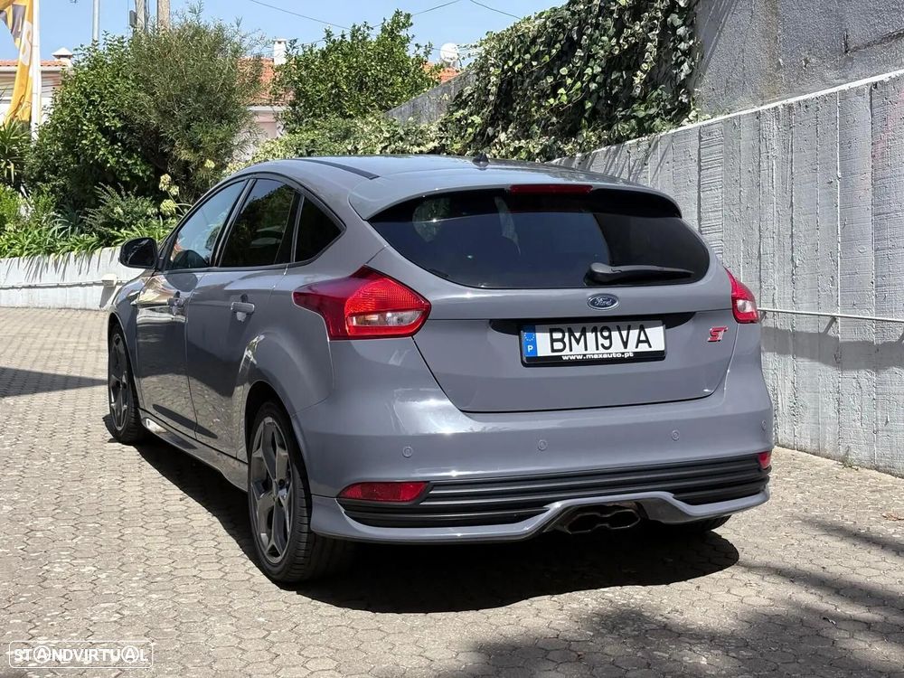 Ford Focus 2.0 EcoBoost ST c/ Pack Pele Desportiva - 26