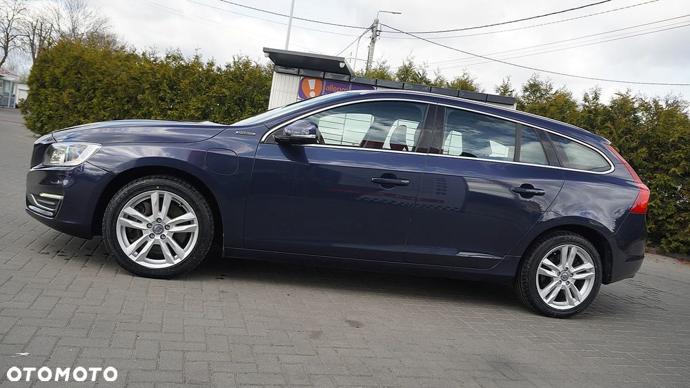 Volvo V60 D6 AWD Plug-in Hybrid Momentum - 5