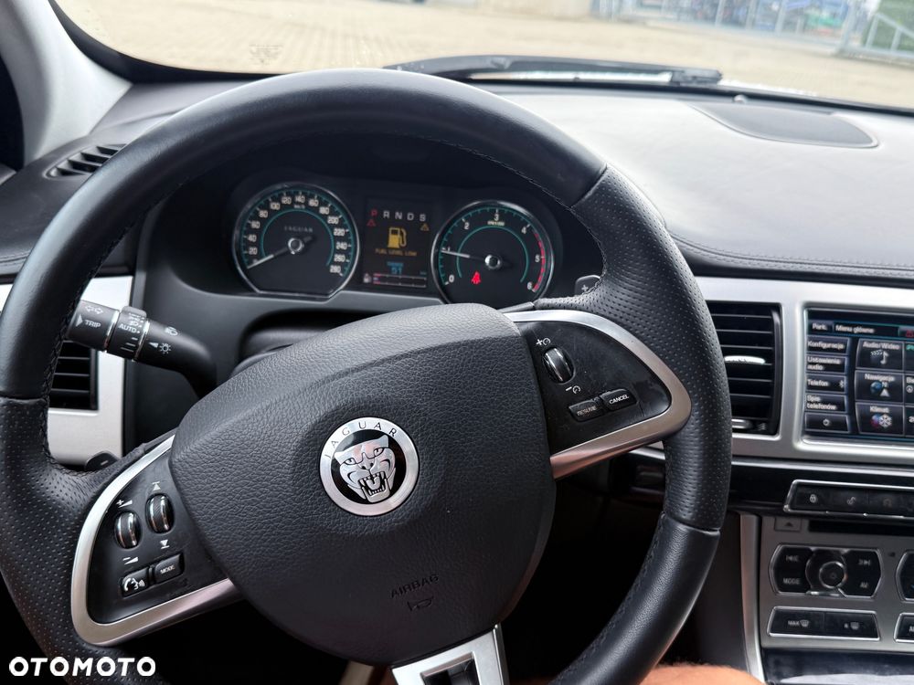 Jaguar XF 2.2 D Premium Luxury - 23