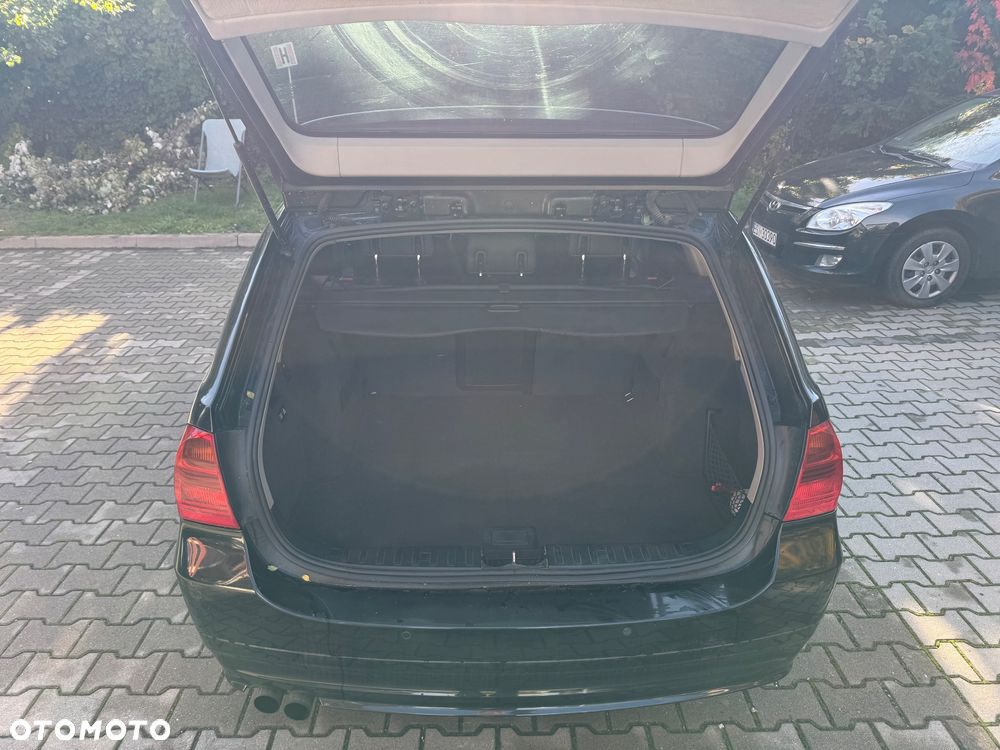 BMW Seria 3 325i Touring - 10