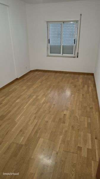 T2 - Santa Marta Pinhal - Parqueamento - Grande imagem: 4/9