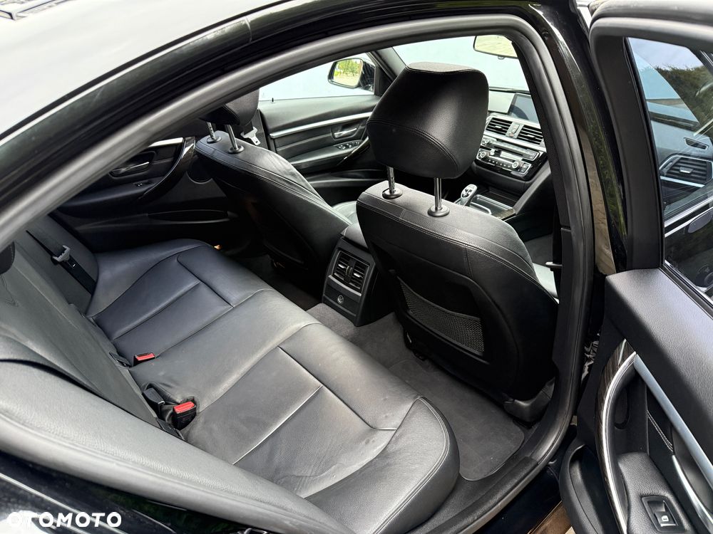 BMW Seria 3 330i Edition M Sport Shadow - 25