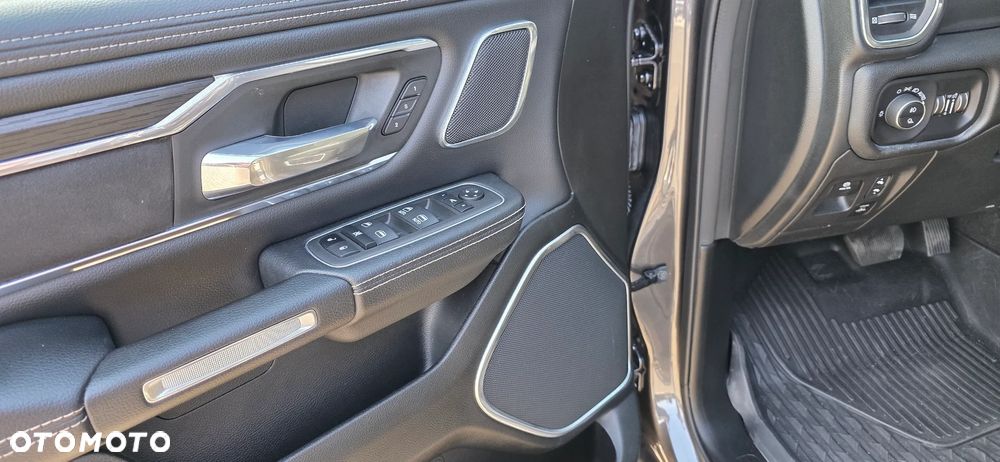 RAM 1500 5.7 Crew Cab Shortbed Laramie Black - 31