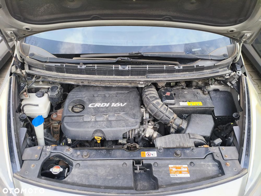 Kia Carens - 38