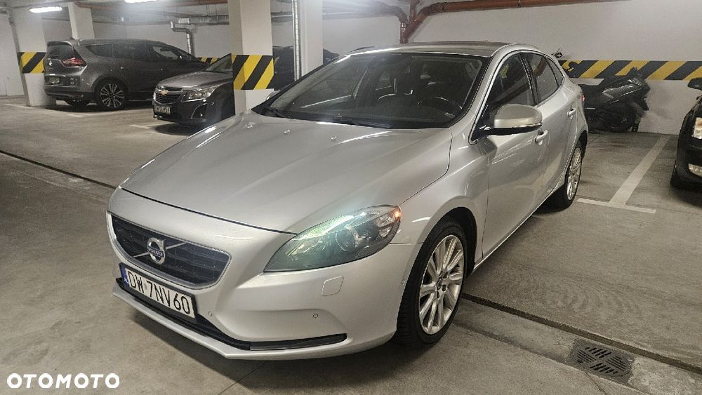 Volvo V40 2012 photo 2