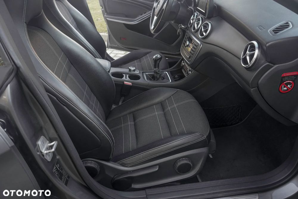 Mercedes-Benz CLA 180 AMG Line - 9